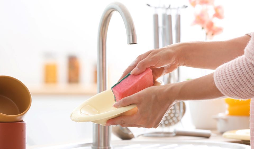 Lợi ích không ngờ cho sức khỏe khi rửa chén bát bằng tay